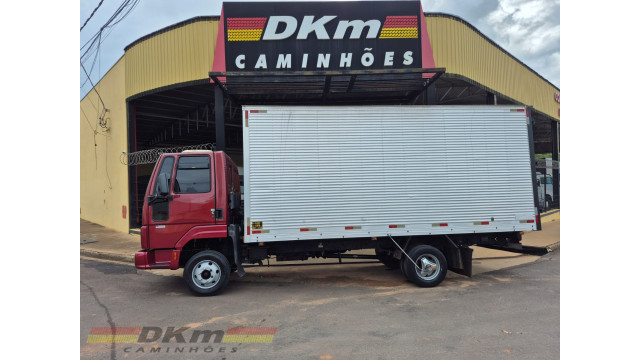 Cargo 712E ano 2010 c/ baú de 5.50 mts.