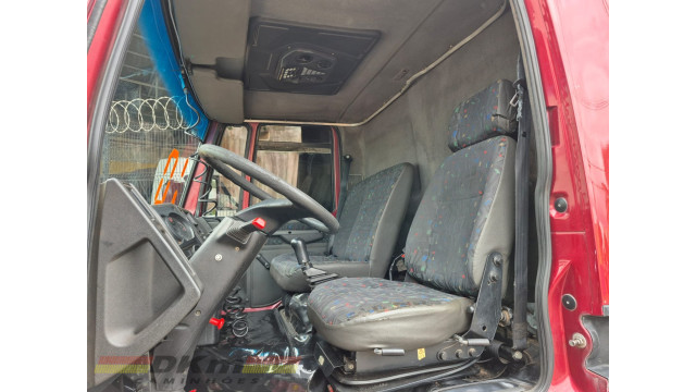 Cargo 712E ano 2010 c/ baú de 5.50 mts.