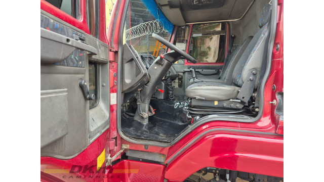 Cargo 712E ano 2010 c/ baú de 5.50 mts.