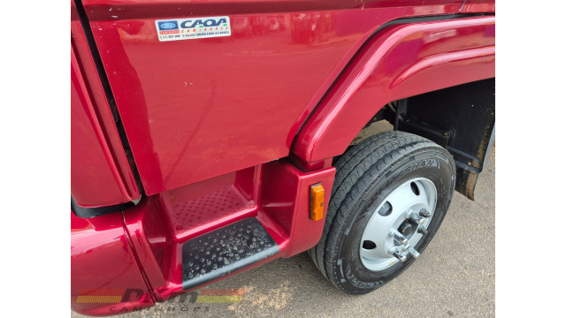 Cargo 712E ano 2010 c/ baú de 5.50 mts.