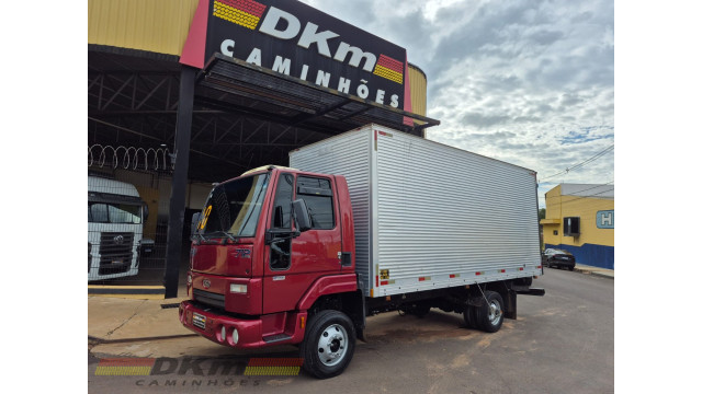 Cargo 712E ano 2010 c/ baú de 5.50 mts.