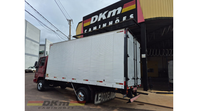 Cargo 712E ano 2010 c/ baú de 5.50 mts.