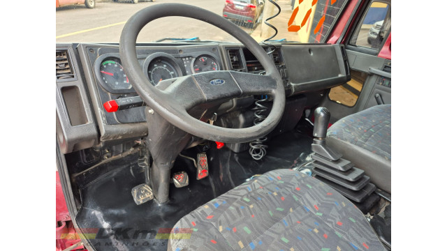 Cargo 712E ano 2010 c/ baú de 5.50 mts.