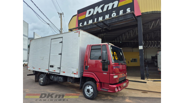 Cargo 712E ano 2010 c/ baú de 5.50 mts.