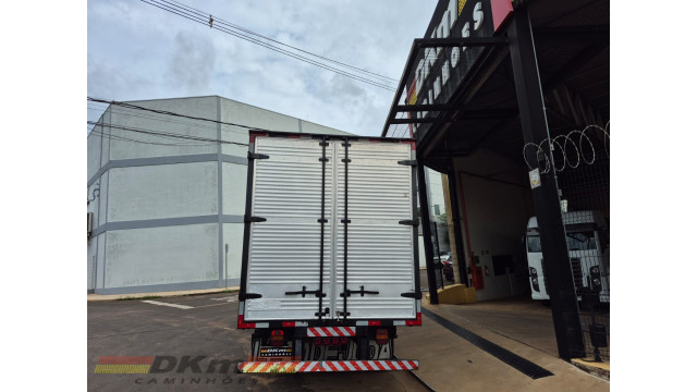 Cargo 712E ano 2010 c/ baú de 5.50 mts.