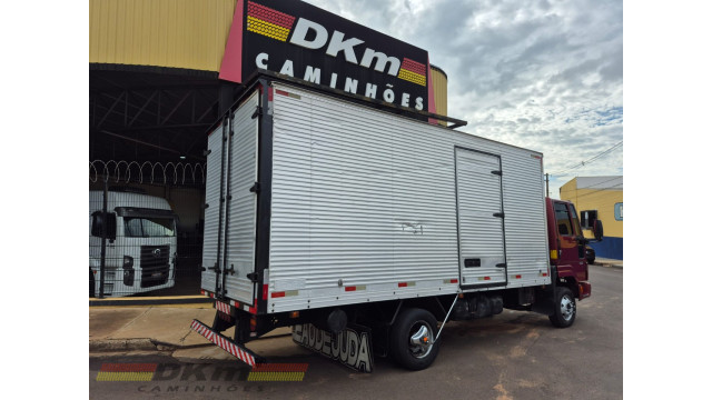 Cargo 712E ano 2010 c/ baú de 5.50 mts.