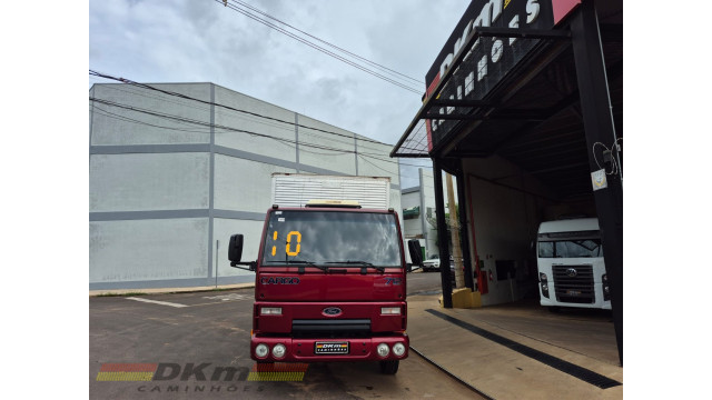 Cargo 712E ano 2010 c/ baú de 5.50 mts.