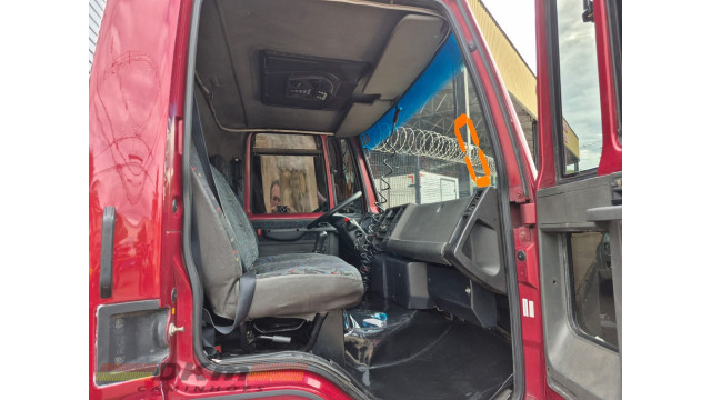 Cargo 712E ano 2010 c/ baú de 5.50 mts.