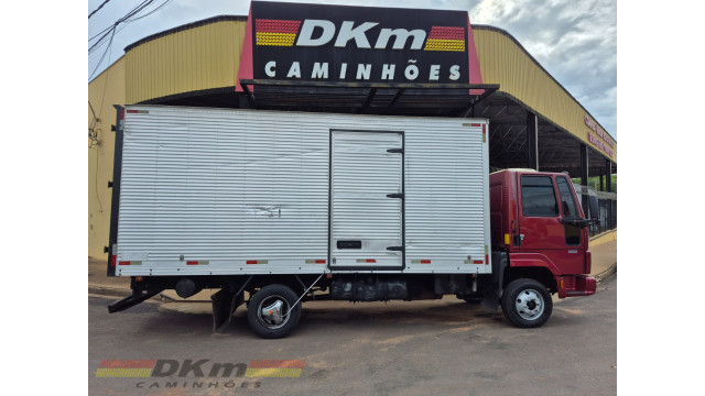 Cargo 712E ano 2010 c/ baú de 5.50 mts.