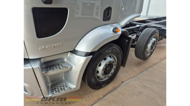Cargo 2428 ano 2012 chassi 8x2 completo