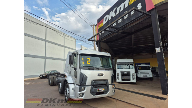 Cargo 2428 ano 2012 chassi 8x2 completo