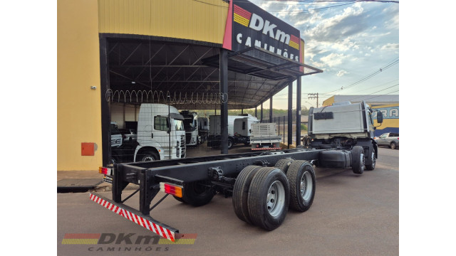 Cargo 2428 ano 2012 chassi 8x2 completo