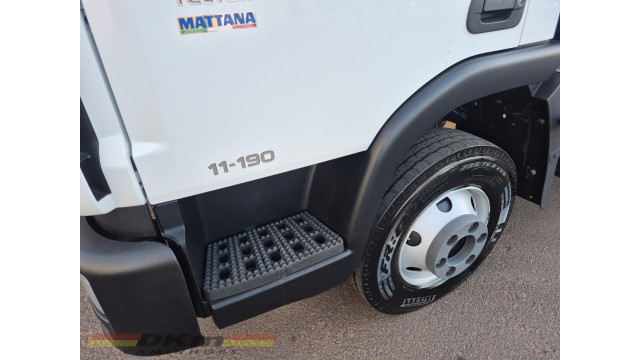 Iveco/Tector -11-190 manual 2023 (2.700Km) completo baú