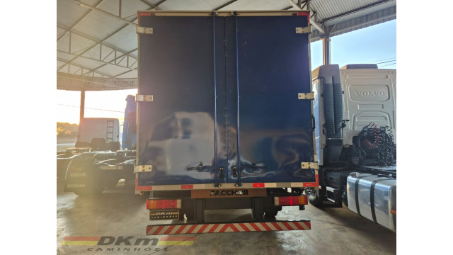 Iveco/Tector -11-190 manual 2023 (2.700Km) completo baú