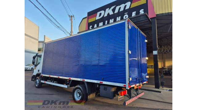 Iveco/Tector -11-190 manual 2023 (2.700Km) completo baú
