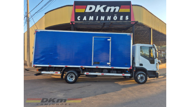 Iveco/Tector -11-190 manual 2023 (2.700Km) completo baú