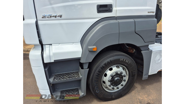 M.Benz Axor 2544 S ano 2014 automatico 6x2 completo