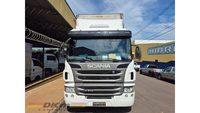 Scania P 310 ano 2014 automatico 8x2 c/ baú de 11 mts.
