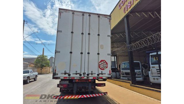 Scania P 310 ano 2014 automatico 8x2 c/ baú de 11 mts.