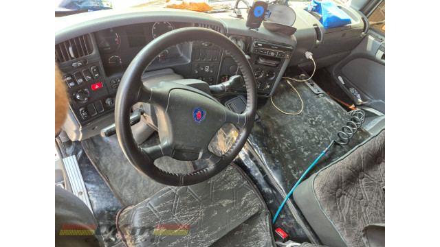 Scania P 310 ano 2014 automatico 8x2 c/ baú de 11 mts.