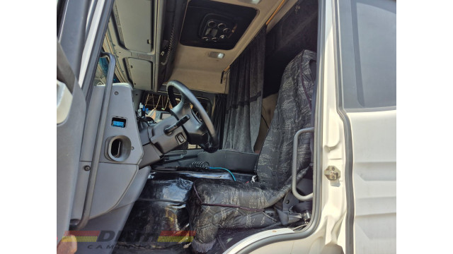 Scania P 310 ano 2014 automatico 8x2 c/ baú de 11 mts.