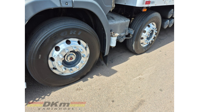 Scania P 310 ano 2014 automatico 8x2 c/ baú de 11 mts.