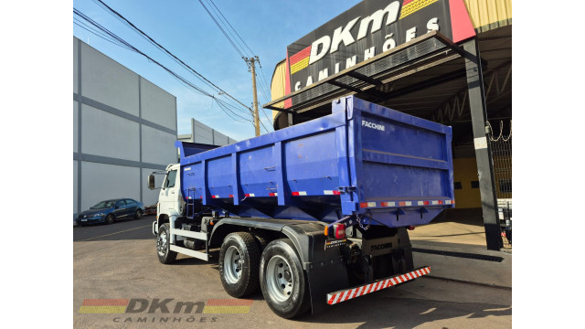 VW 17.250E ano 2011 caçamba facchini 12 m3 