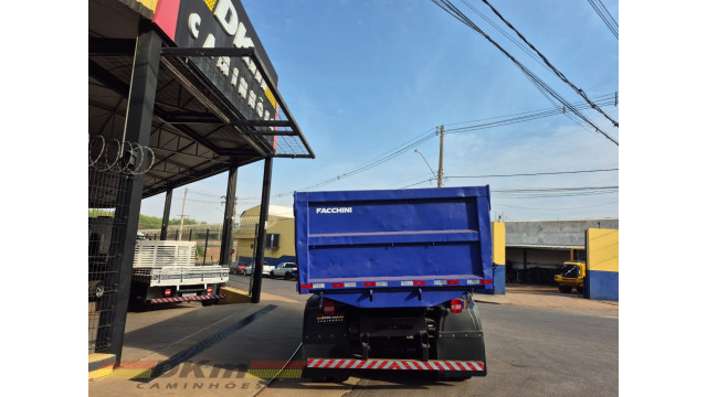 VW 17.250E ano 2011 caçamba facchini 12 m3 