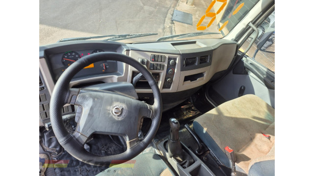 Volvo/VM 220 ano 2018 chassi 4x2 c/ ar.