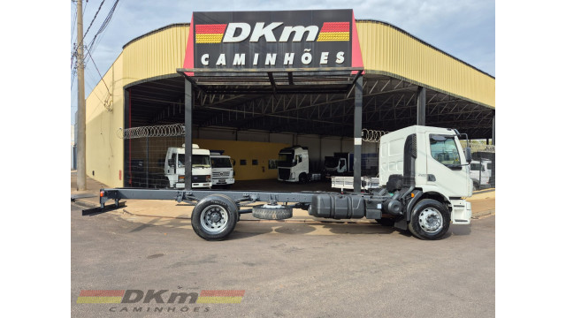 Volvo/VM 220 ano 2018 chassi 4x2 c/ ar.