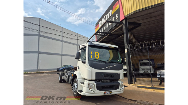 Volvo/VM 220 ano 2018 chassi 4x2 c/ ar.