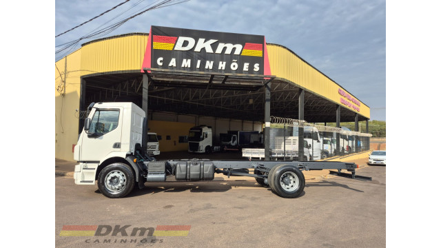 Volvo/VM 220 ano 2018 chassi 4x2 c/ ar.