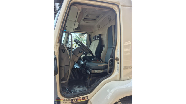 Volvo/VM 220 ano 2018 chassi 4x2 c/ ar.