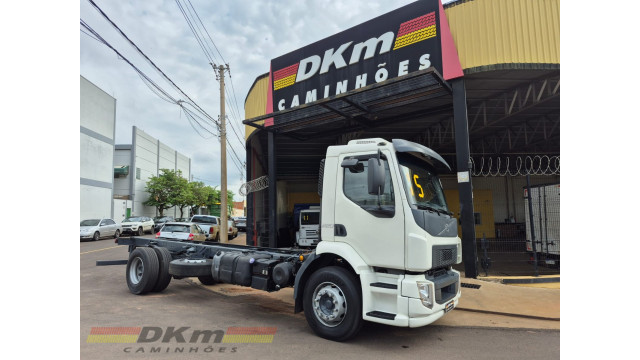 Volvo/VM 220 4x2R 2015 completo