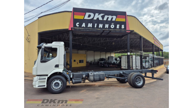 Volvo/VM 220 4x2R 2015 completo