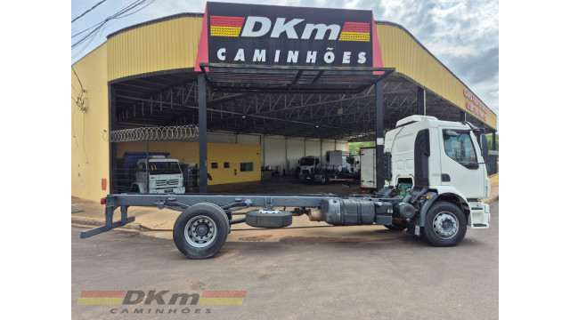 Volvo/VM 220 4x2R 2015 completo