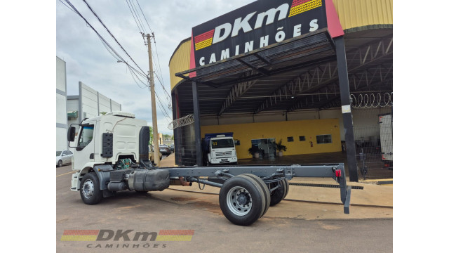 Volvo/VM 220 4x2R 2015 completo