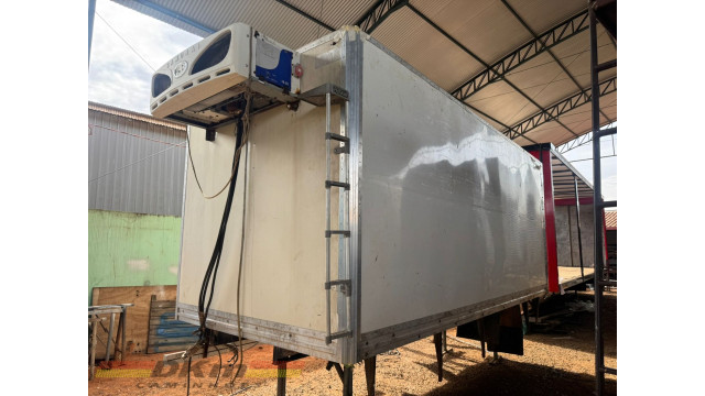 Baú refrigerado Fibrasil 2014 com aparelho.